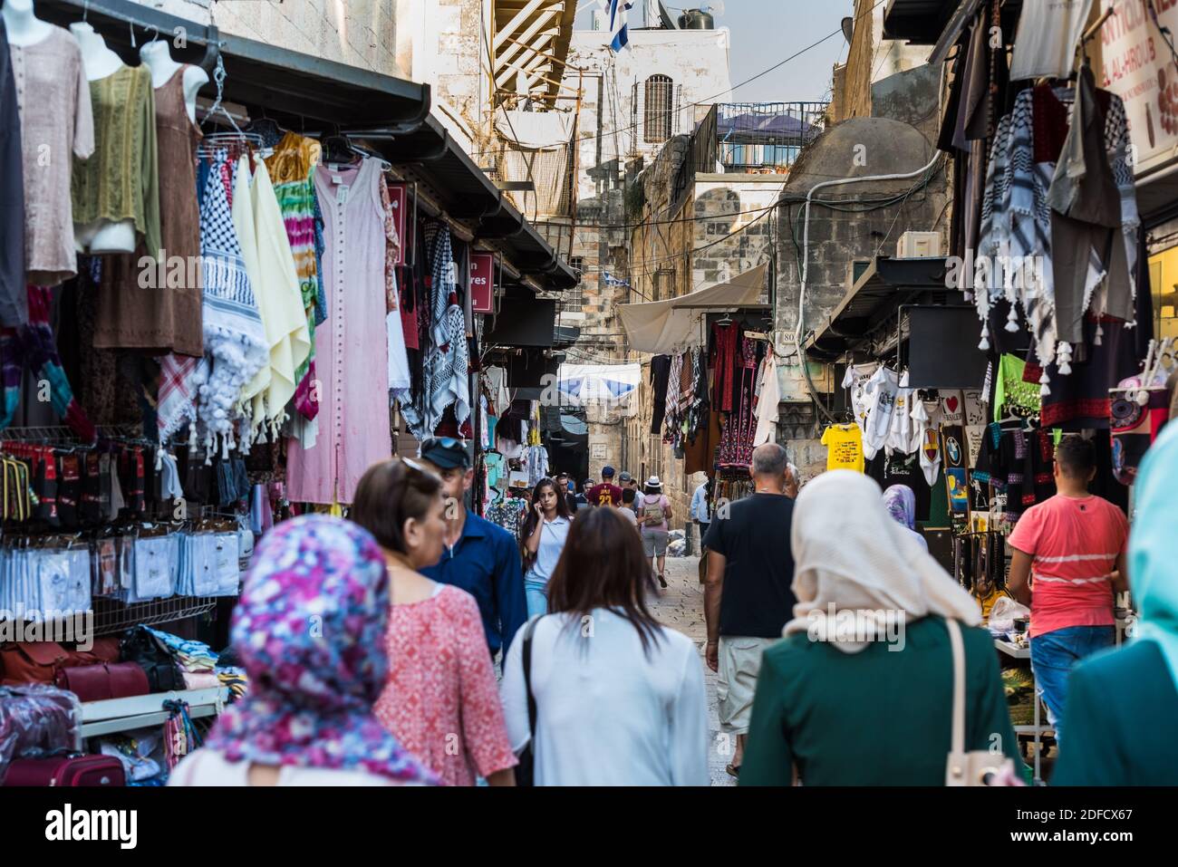 Vista del quartiere arabo di strada con un sacco di turisti a piedi presso i mercati in via al-wad all'interno della città vecchia di Gerusalemme al Monte del Tempio, Gerusalemme Foto Stock