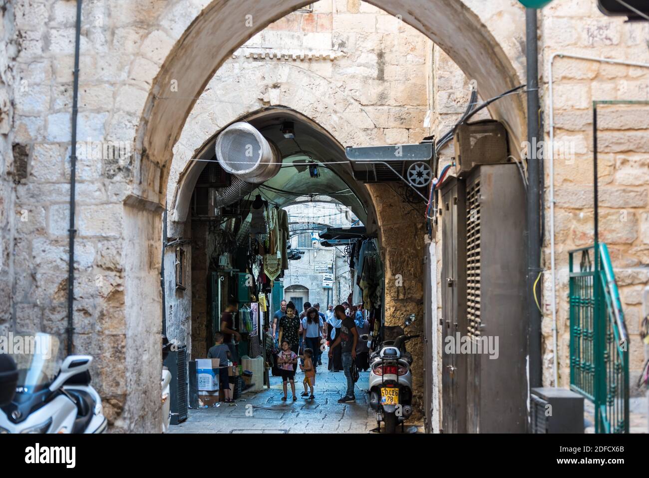 Vista del quartiere arabo di strada con un sacco di turisti a piedi presso i mercati in via al-wad all'interno della città vecchia di Gerusalemme al Monte del Tempio, Gerusalemme Foto Stock