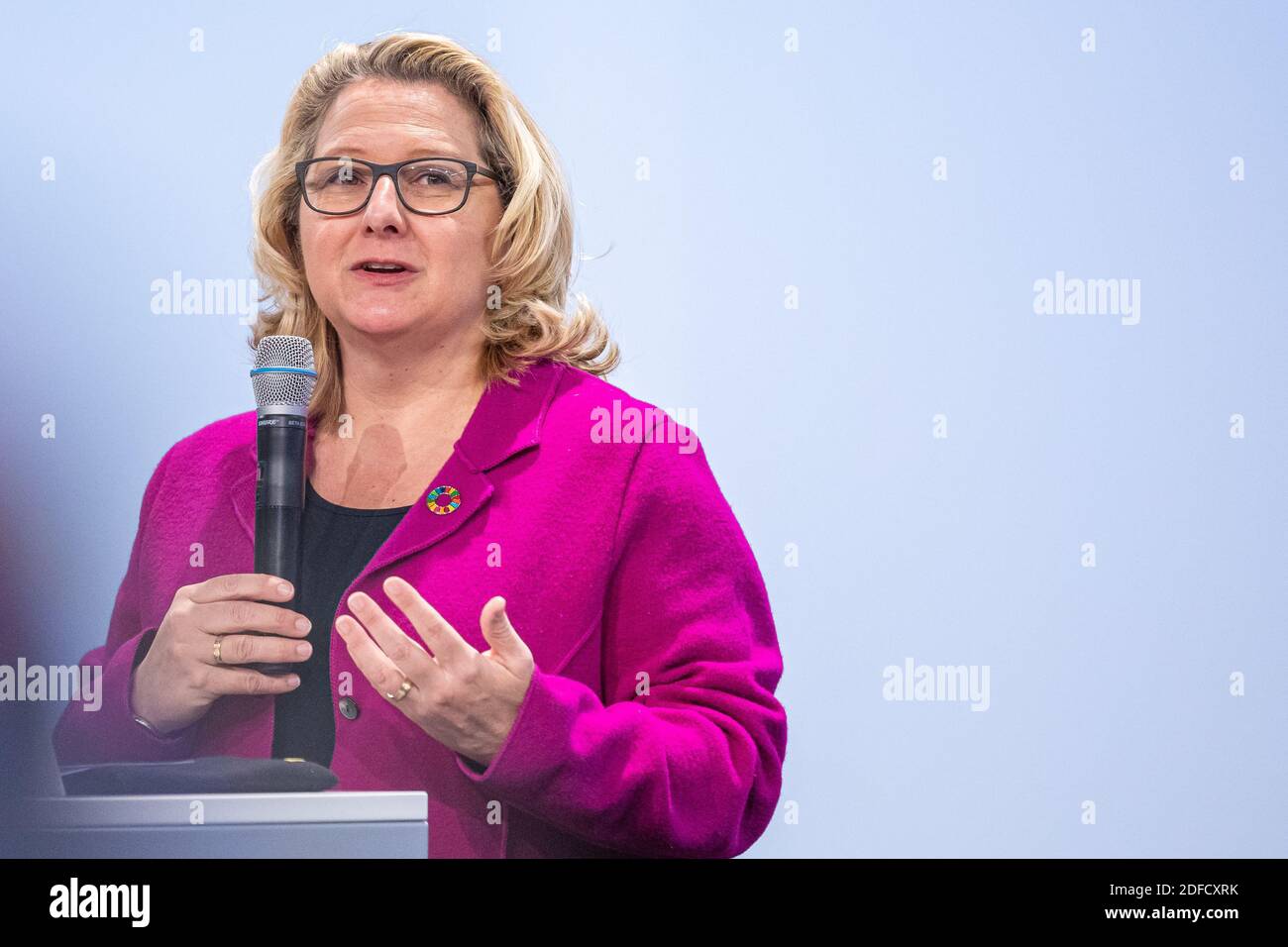 Salzgitter, Germania. 04 dicembre 2020. Svenja Schulze (SPD), ministro federale dell'ambiente, interviene prima di presentare al gruppo siderurgico 'Salzgitter AG' il bando di finanziamento per la costruzione del primo impianto di riduzione diretta (impianto DRI) che sarà gestito in modo flessibile con idrogeno e gas naturale per la produzione di acciaio praticamente privo di CO2. Credit: Moritz Frankenberg/dpa/Alamy Live News Foto Stock