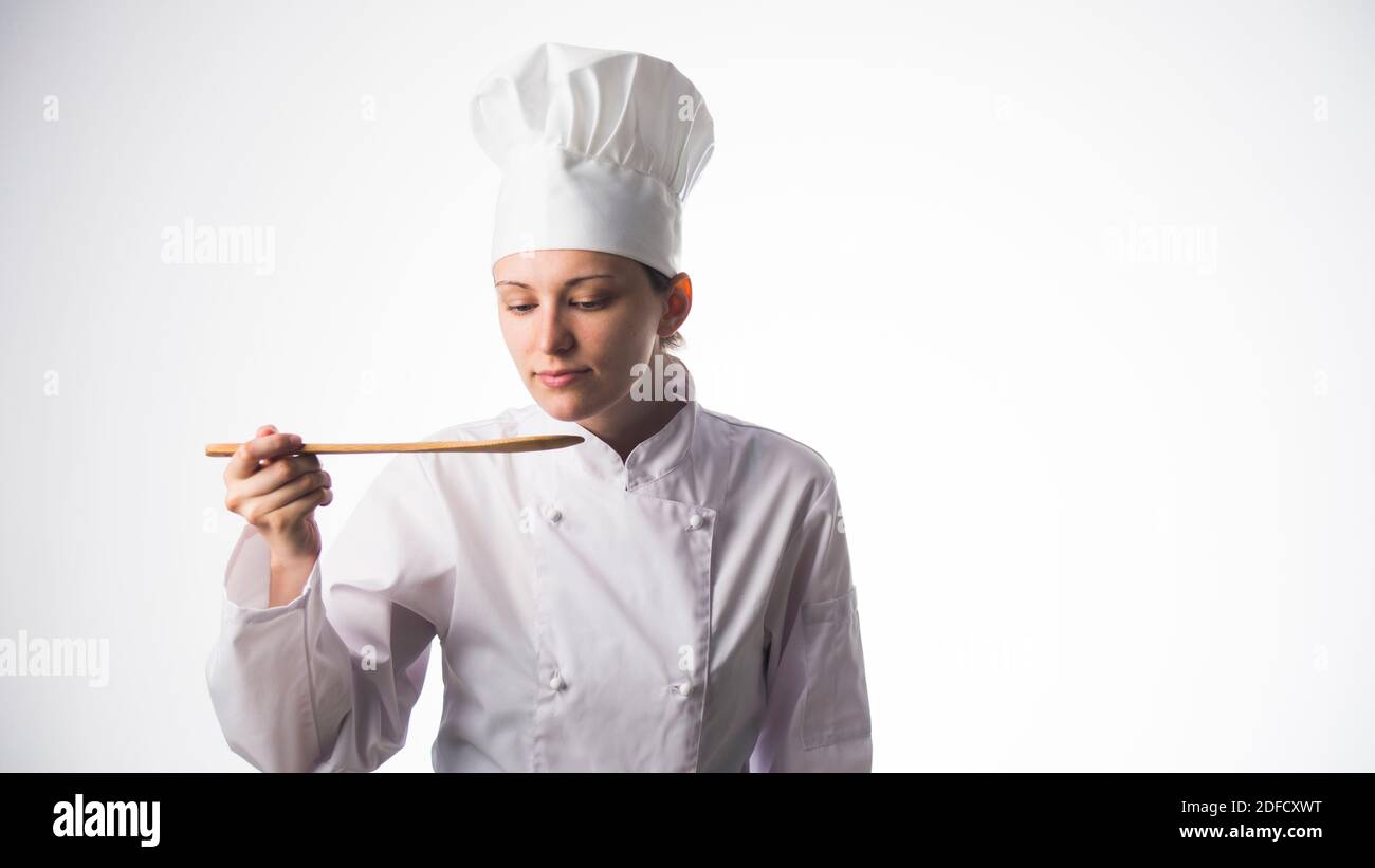 cuoca ragazza cercando cibo Foto Stock