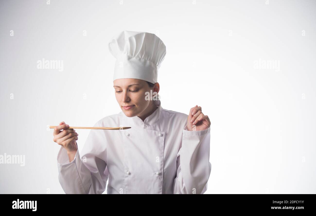 cuoca ragazza cercando cibo Foto Stock
