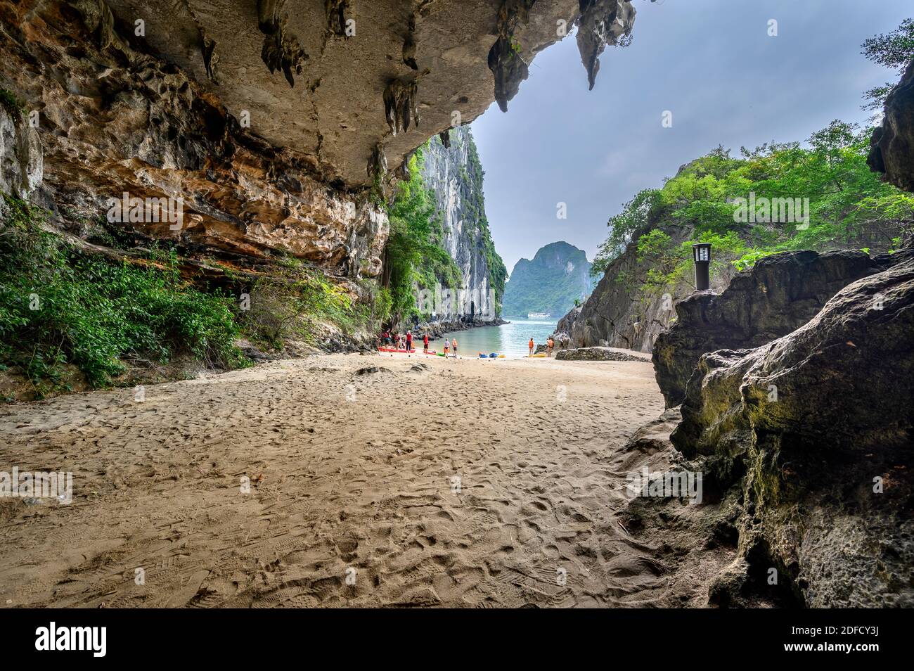 La grotta Trinh Nu Virgin a Halong Bay, Vietnam Foto Stock