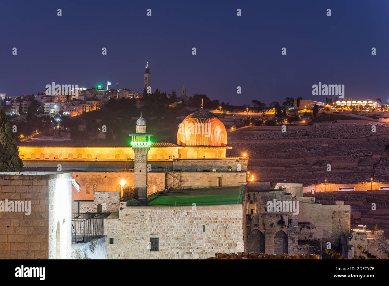 Vista notturna della cupola del Siliver della Moschea di al-Aqsa , costruita sulla cima del Monte del Tempio, conosciuta come Haram esh-Sharif in Islam e al-Fakhariyya Minareto e muro Foto Stock