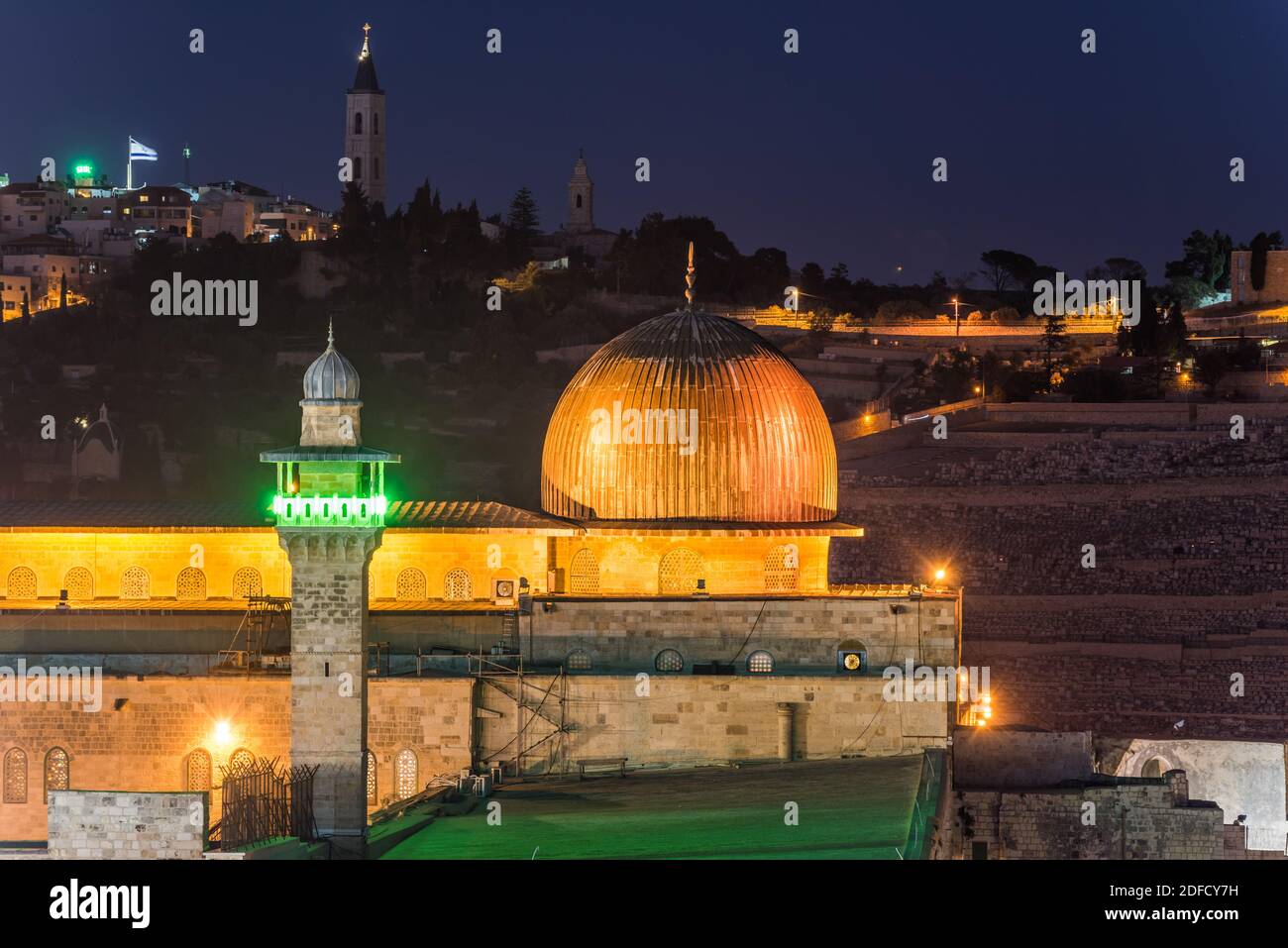 Vista notturna della cupola del Siliver della Moschea di al-Aqsa , costruita sulla cima del Monte del Tempio, conosciuta come Haram esh-Sharif in Islam e al-Fakhariyya Minareto e muro Foto Stock