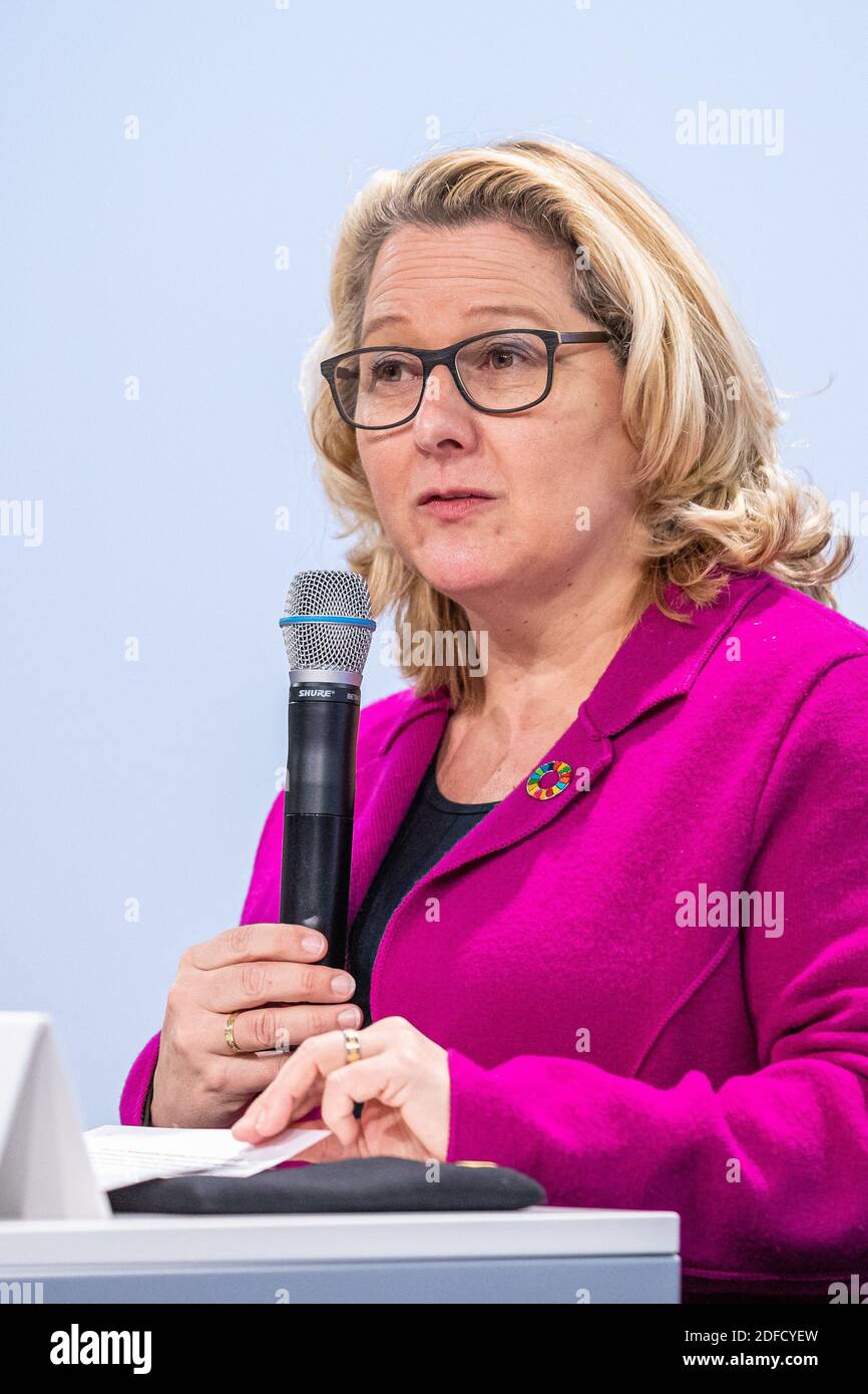 Salzgitter, Germania. 04 dicembre 2020. Svenja Schulze (SPD), ministro federale dell'ambiente, interviene prima di presentare al gruppo siderurgico 'Salzgitter AG' il bando di finanziamento per la costruzione del primo impianto di riduzione diretta (impianto DRI) che sarà gestito in modo flessibile con idrogeno e gas naturale per la produzione di acciaio praticamente privo di CO2. Credit: Moritz Frankenberg/dpa/Alamy Live News Foto Stock