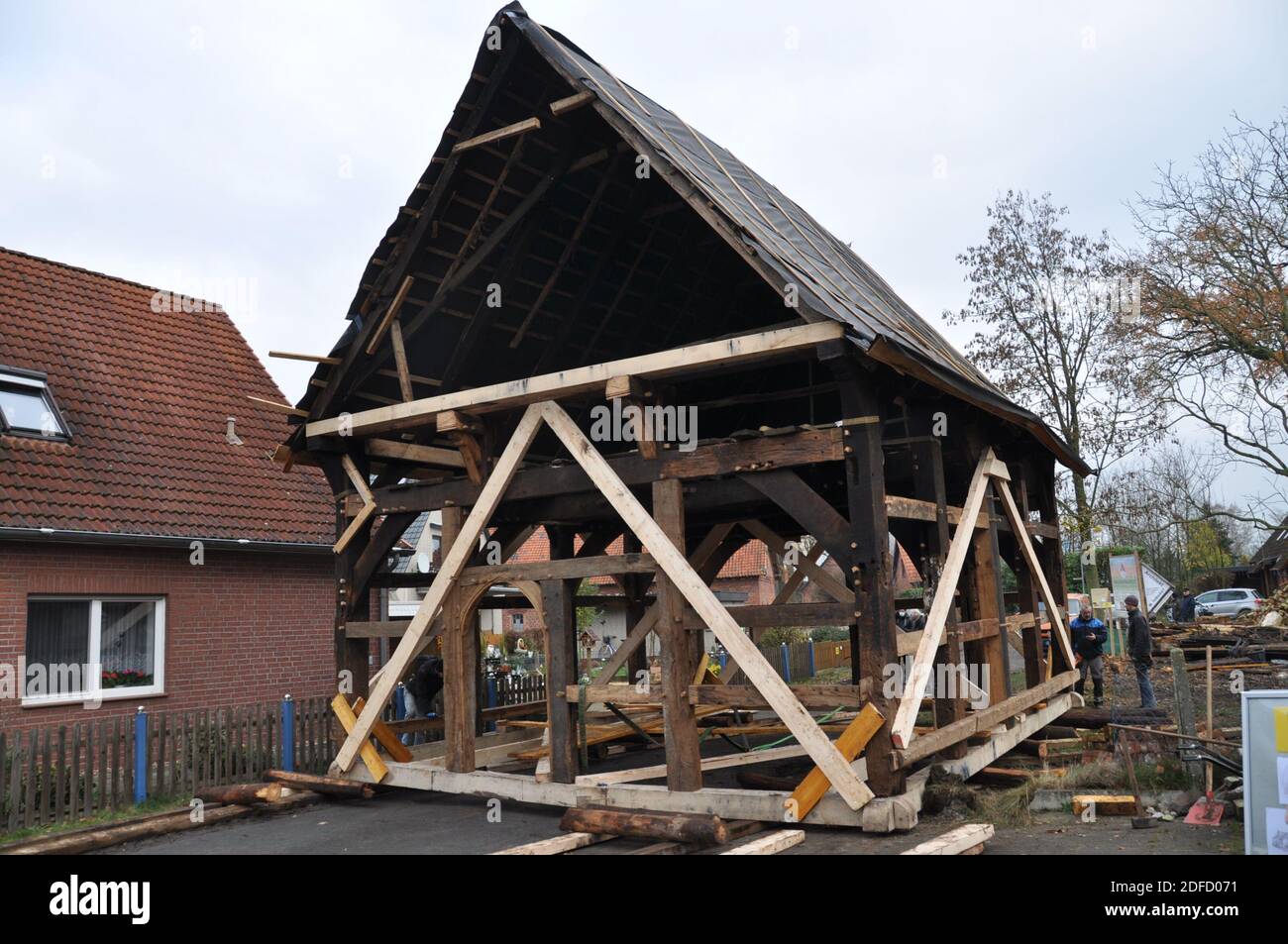 Martfeld, Germania. 03 dic 2020. 500 anni di casa a graticcio è rotolato su una strada. La casa del pastore dal 1535 sarà spostata utilizzando un'antica tecnica che non viene utilizzata oggi: Verrà arrotolata 140 metri in una nuova posizione su tronchi posti sotto a Martfeld, Germania, 3 dicembre 2020. Credit: Ales Zapotocky/CTK Photo/Alamy Live News Foto Stock