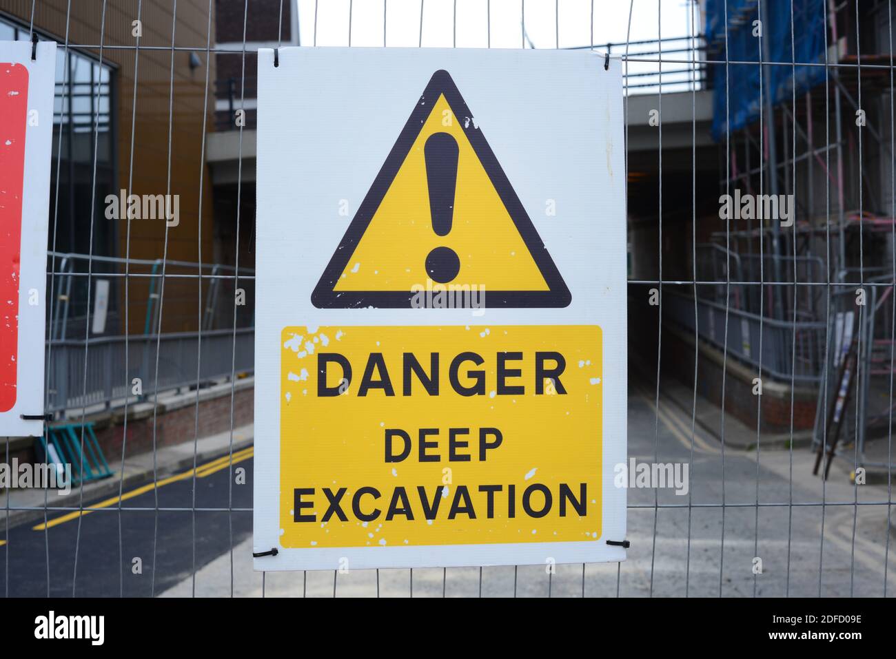 segnale di avvertimento di scavi profondi in lavori stradali in città Di Leeds Yorkshire Regno Unito Foto Stock