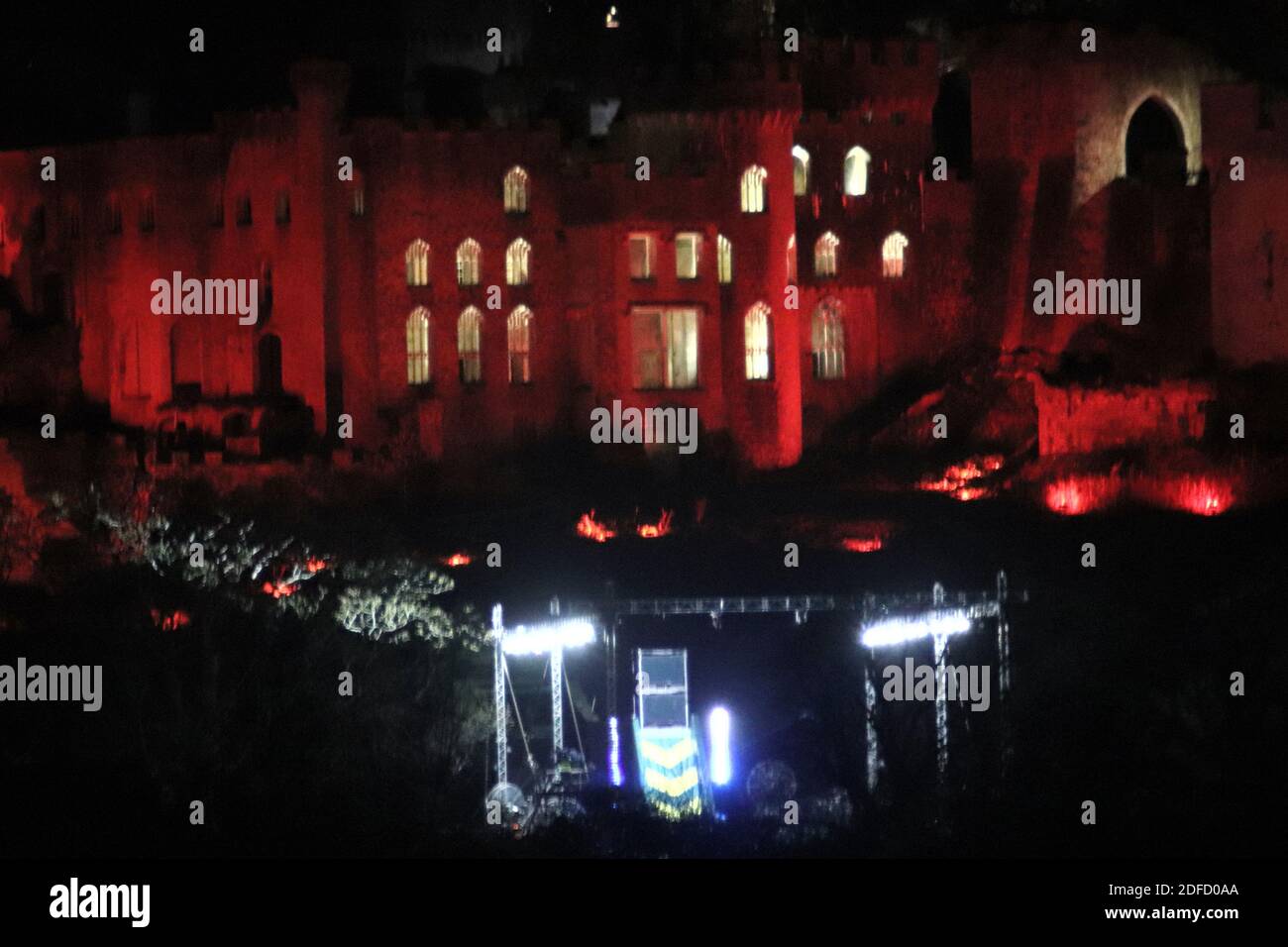 Gwrych Castello di Abergele Galles del Nord, sono una celebrità mi ha fatto uscire di qui Gwrych castello illuminato di notte. Di fronte al castello si accende anche il processo ciclonico. Credit: Mike Clarke/Alamy Live News Foto Stock