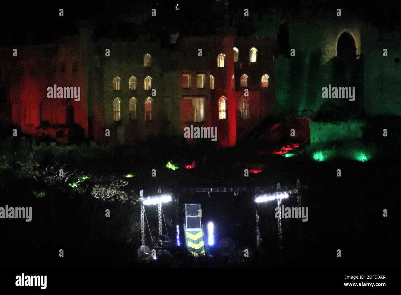 Gwrych Castello di Abergele Galles del Nord, sono una celebrità mi ha fatto uscire di qui Gwrych castello illuminato di notte. Di fronte al castello si accende anche il processo ciclonico. Credit: Mike Clarke/Alamy Live News Foto Stock