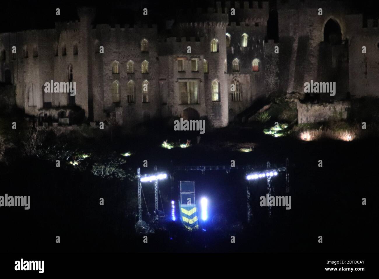 Gwrych Castello di Abergele Galles del Nord, sono una celebrità mi ha fatto uscire di qui Gwrych castello illuminato di notte. Di fronte al castello si accende anche il processo ciclonico. Credit: Mike Clarke/Alamy Live News Foto Stock