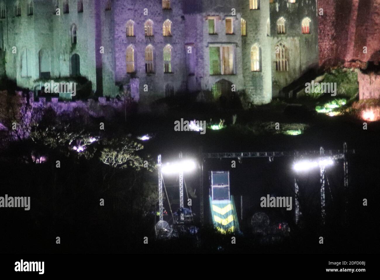 Gwrych Castello di Abergele Galles del Nord, sono una celebrità mi ha fatto uscire di qui Gwrych castello illuminato di notte. Di fronte al castello si accende anche il processo ciclonico. Credit: Mike Clarke/Alamy Live News Foto Stock