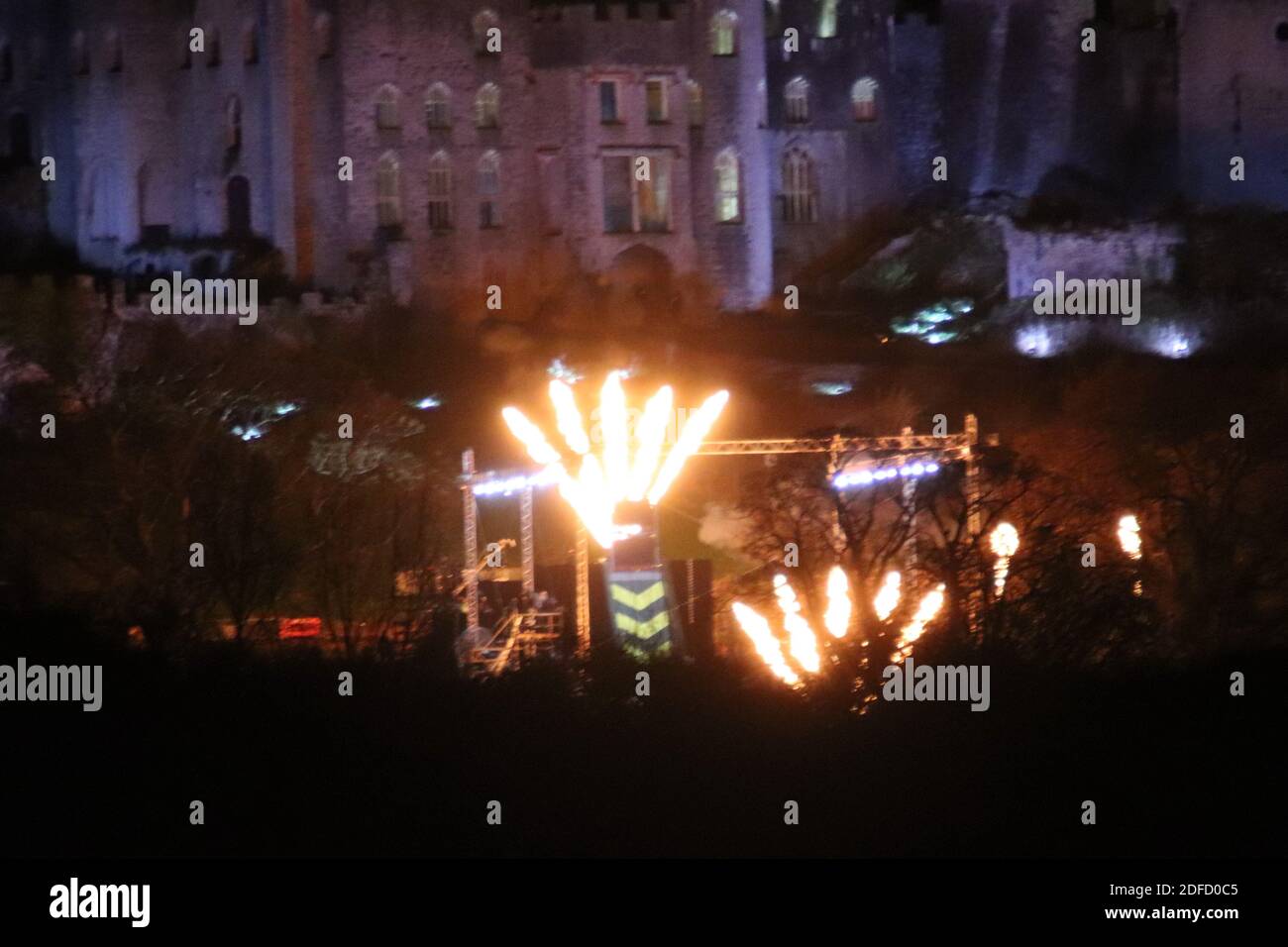 Gwrych Castello di Abergele Galles del Nord, sono una celebrità mi ha fatto uscire di qui Gwrych castello illuminato di notte. Di fronte al castello si accende anche il processo ciclonico. Credit: Mike Clarke/Alamy Live News Foto Stock