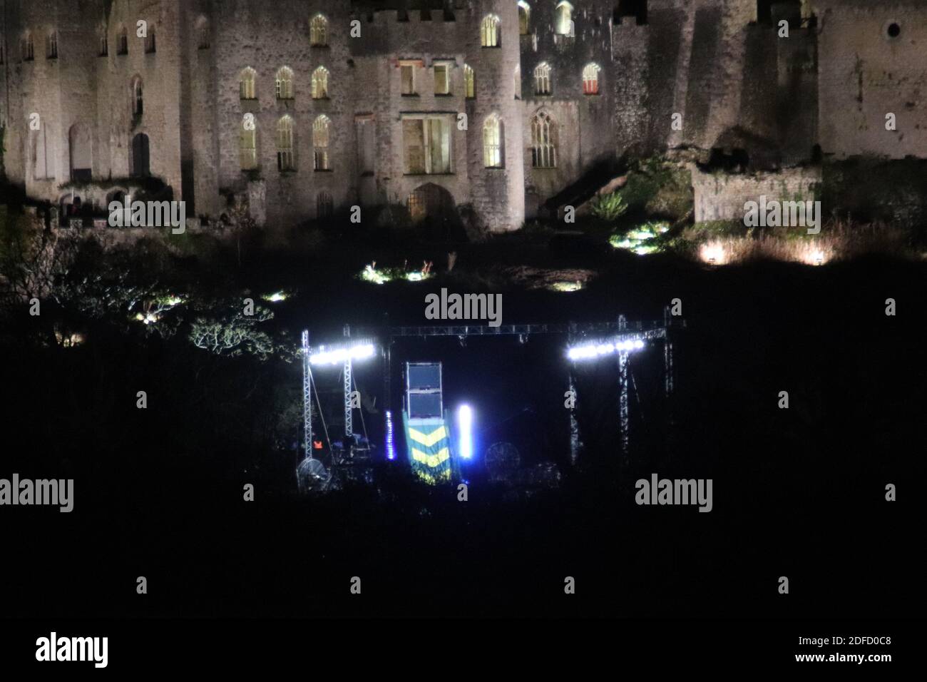 Gwrych Castello di Abergele Galles del Nord, sono una celebrità mi ha fatto uscire di qui Gwrych castello illuminato di notte. Di fronte al castello si accende anche il processo ciclonico. Credit: Mike Clarke/Alamy Live News Foto Stock