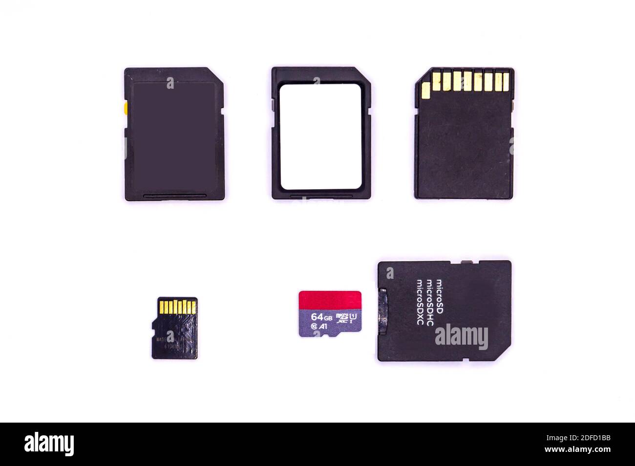 Schede di memoria - schede SD di varie dimensioni isolate su sfondo bianco. Schede SD e micro SD. Foto Stock