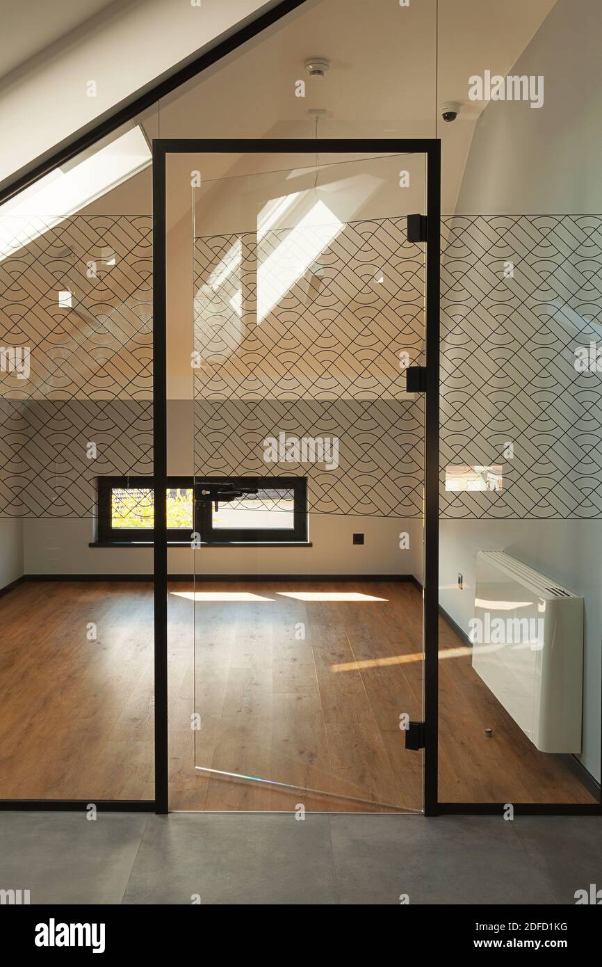 Interni di uffici moderni, pareti di ingresso e porte in vetro, parte loft di un edificio. Foto Stock