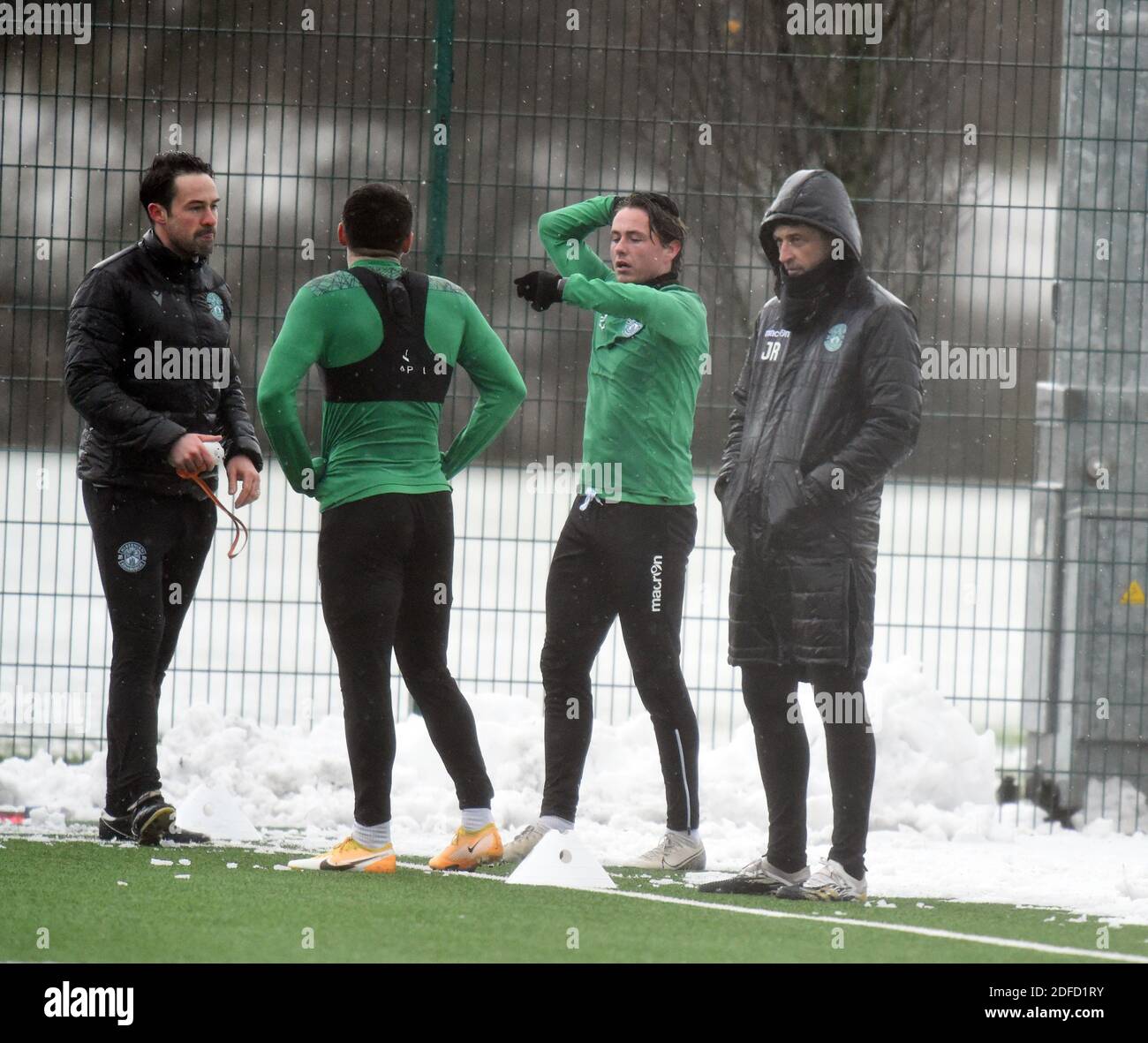 Tranent, Ormiston, East Lothian.Scotland. Regno Unito 4 dicembre 20 il direttore Hibernian Jack Ross (R) & allenatore di fitness Colin Clancy (L) con ritorno al duo di fitness Kyle Magennis & Scott Allan durante la sessione per la partita di Premiership Scozzese con Motherwell. Credit: eric mcowat/Alamy Live News Foto Stock