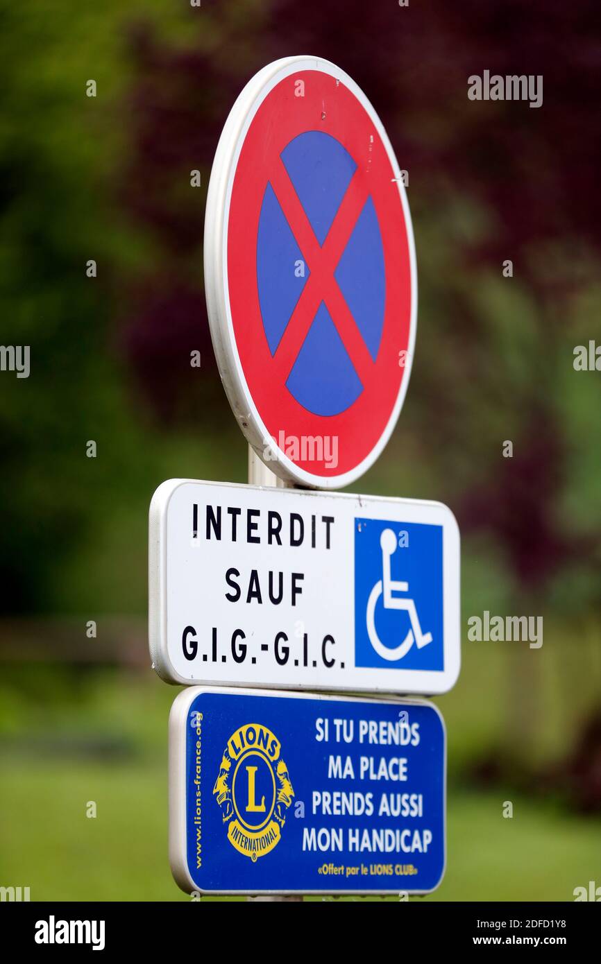 Parcheggio riservato per disabili. Lions Club. San Nicola de Veroce. Francia. Foto Stock