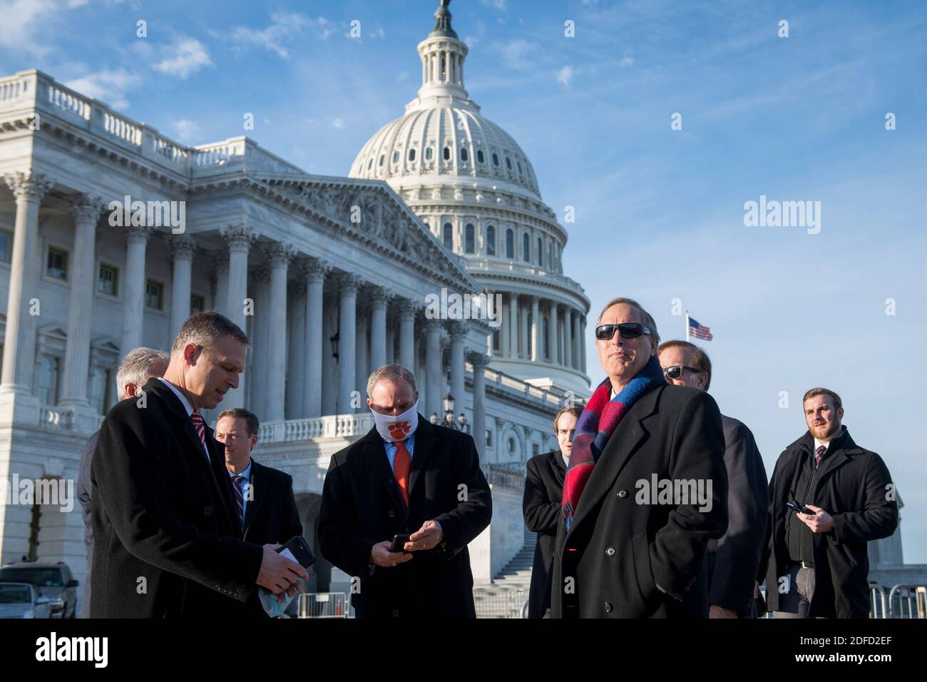 Il Rappresentante degli Stati Uniti Andy Biggs (Repubblicano dell'Arizona), terza forma di destra, si unisce ai membri del Freedom Caucus per una conferenza stampa su Capitol Hill a Washington, DC giovedì 3 dicembre 2020. Nei loro commenti i membri hanno ripetuto accuse non comprovate o screditate sulle frodi elettorali nelle elezioni presidenziali americane del 2020. Credito: Rod Lammey/CNP /MediaPunch Foto Stock