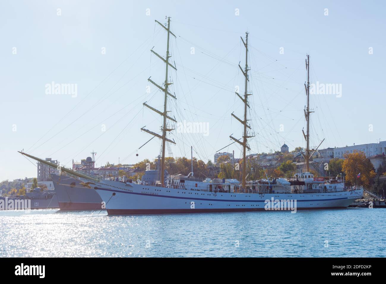 La nave Chersonesos nella baia di Sevastopol il 19 novembre 2020. Caldo giorno d'autunno. Vista di una barca a vela presso l'ancora vicino al molo Grafskaya. Marina nella baia Foto Stock