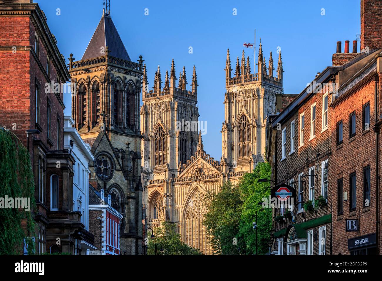 Towers of York Minster (la Cattedrale e la Chiesa Metropolitan di San Pietro), York, Yorkshire, Inghilterra, Regno Unito Foto Stock