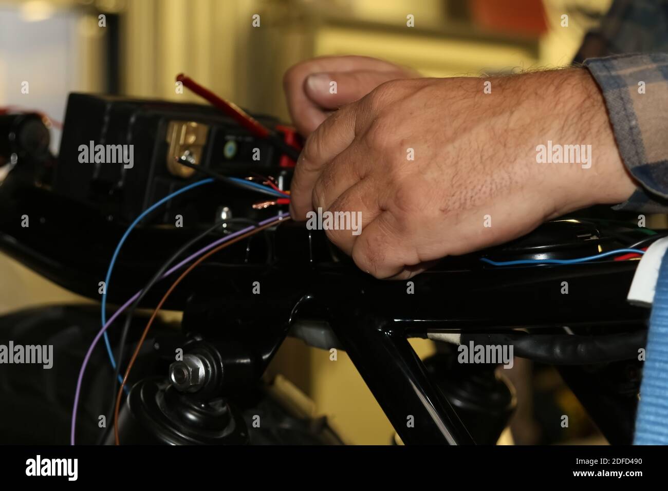 meccanico motociclistico al lavoro Foto Stock