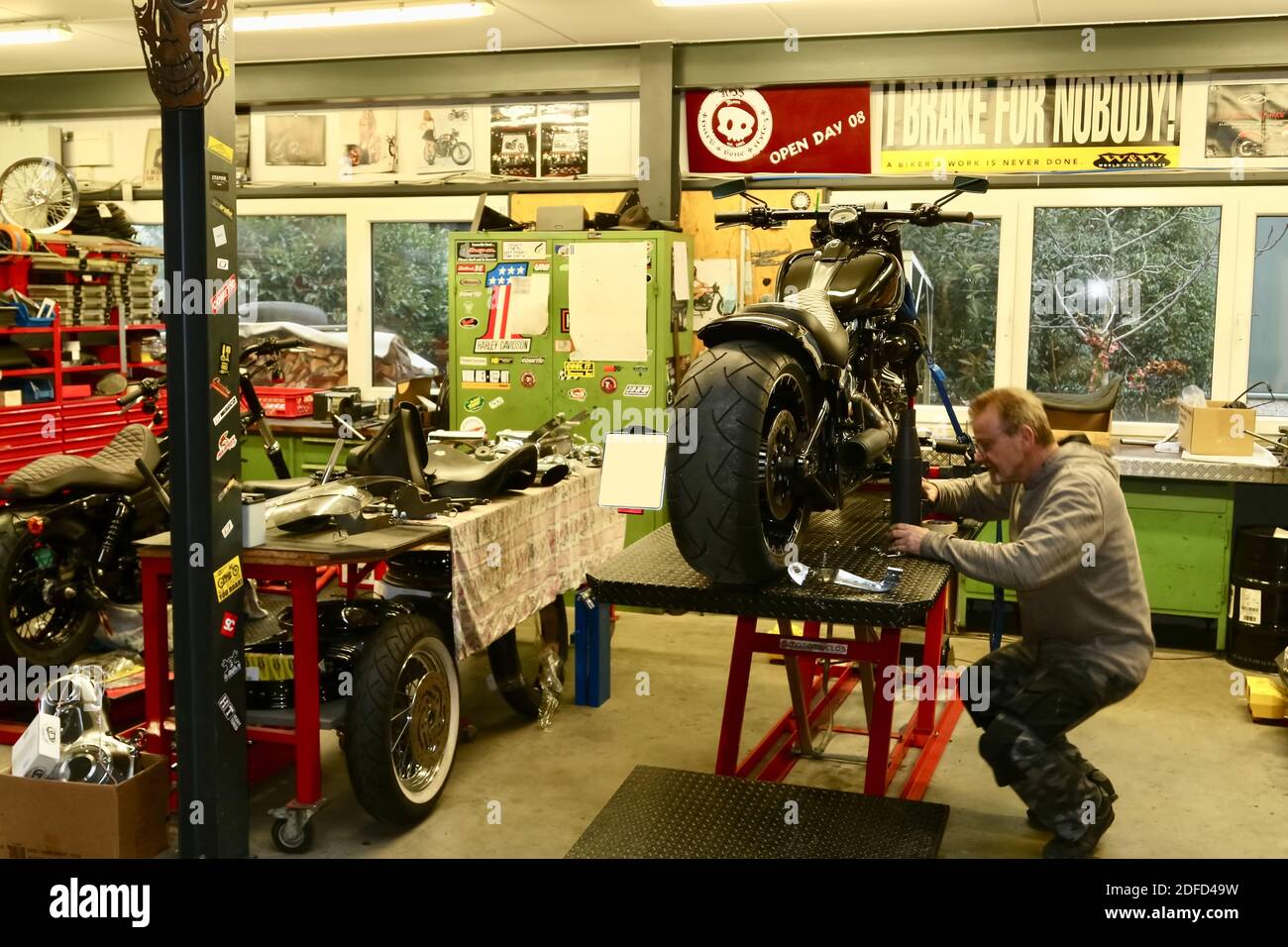 meccanico motociclistico al lavoro Foto Stock