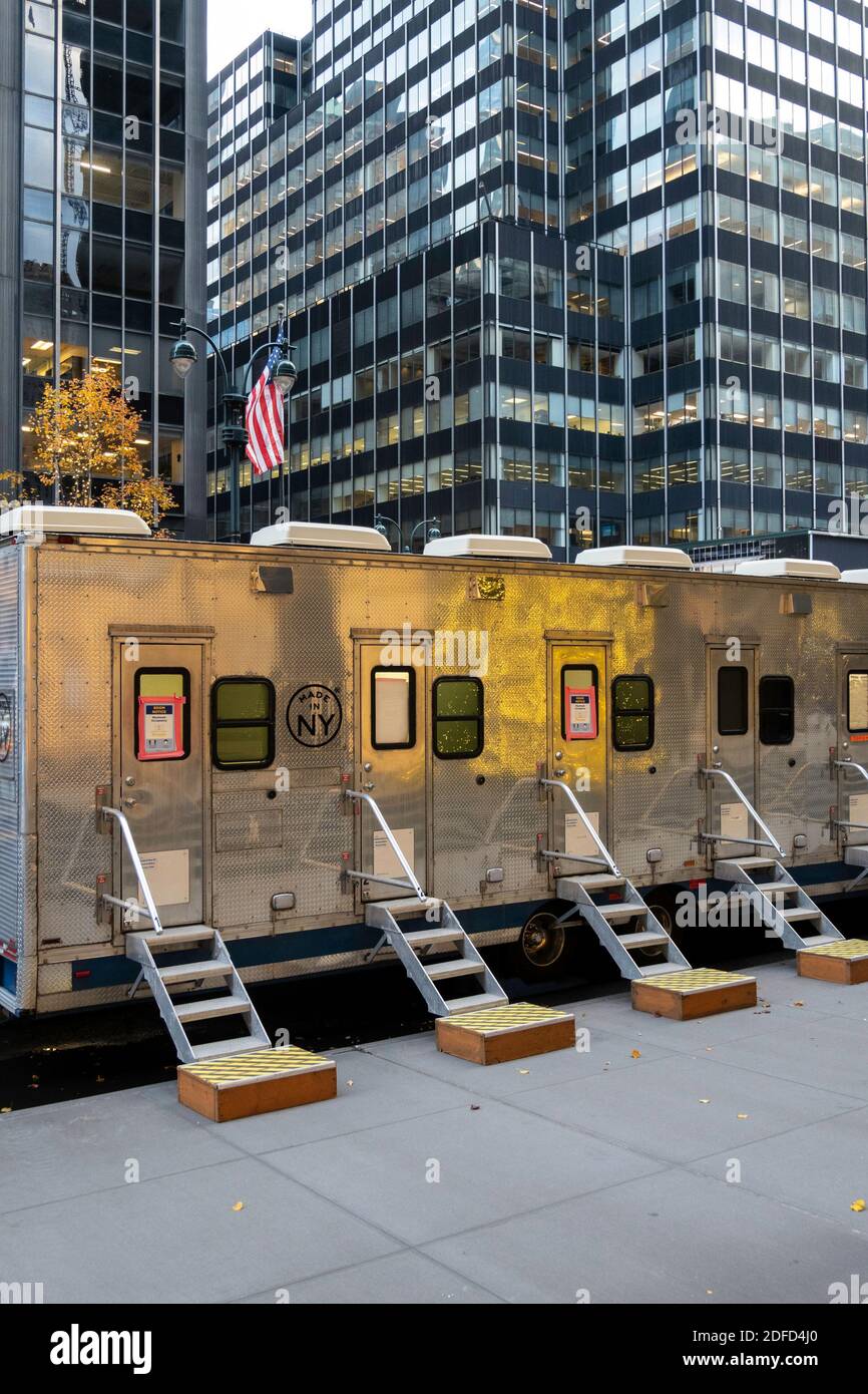 Motion Picture Location produzione rimorchi al Dusk a New York City, USA Foto Stock Motion Picture Location produzione rimorchi al Dusk a New York City, USA Foto Stock