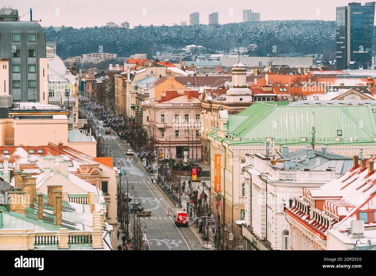 Vilnius Lituania. Gediminas Avenue con decorazioni natalizie in inverno. Vista sul tetto. Foto Stock