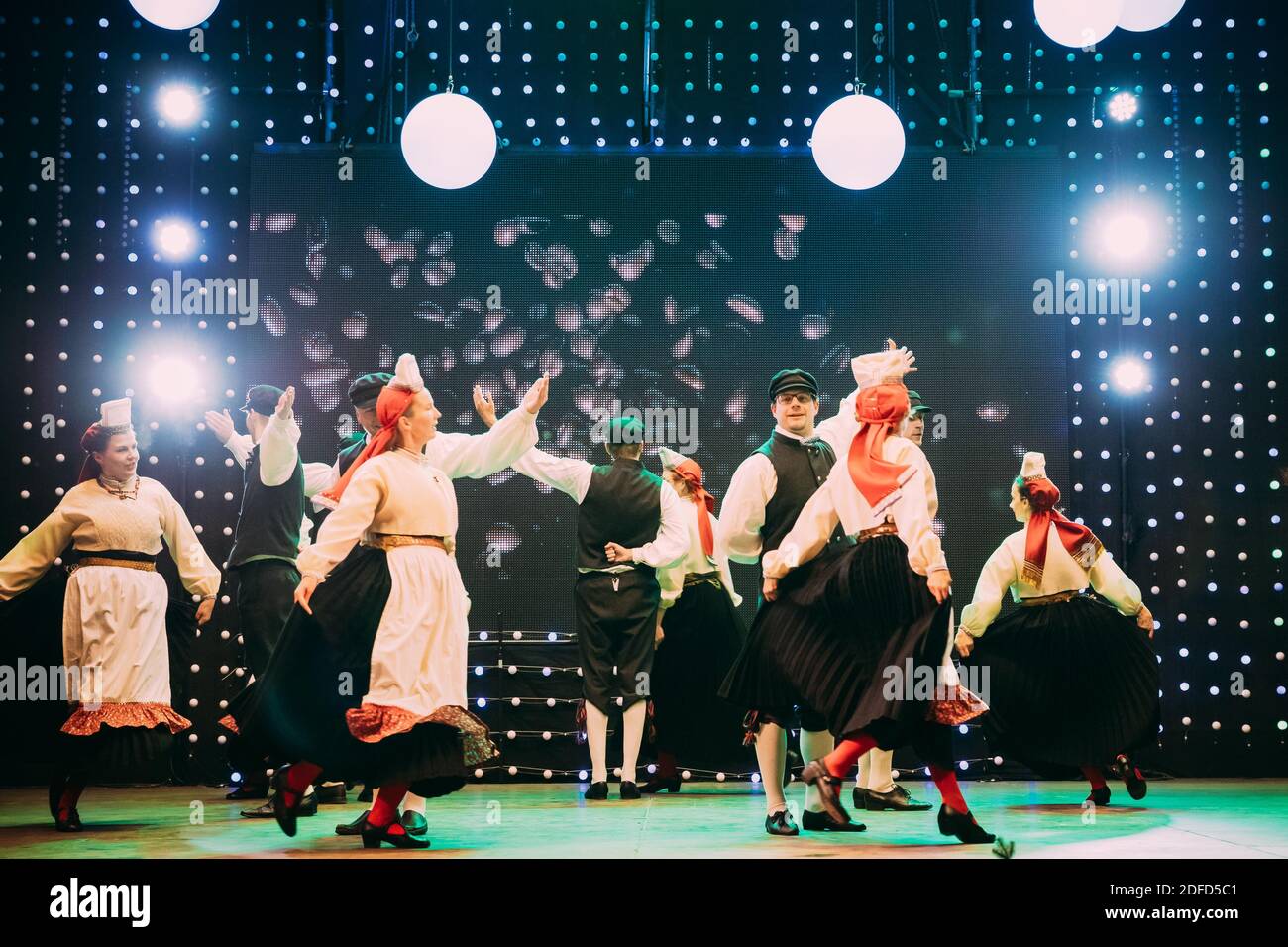 Tallinn, Estonia. Ballerini in tute nazionali che eseguono balli folcloristici durante la tradizionale celebrazione delle feste di Natale. Foto Stock