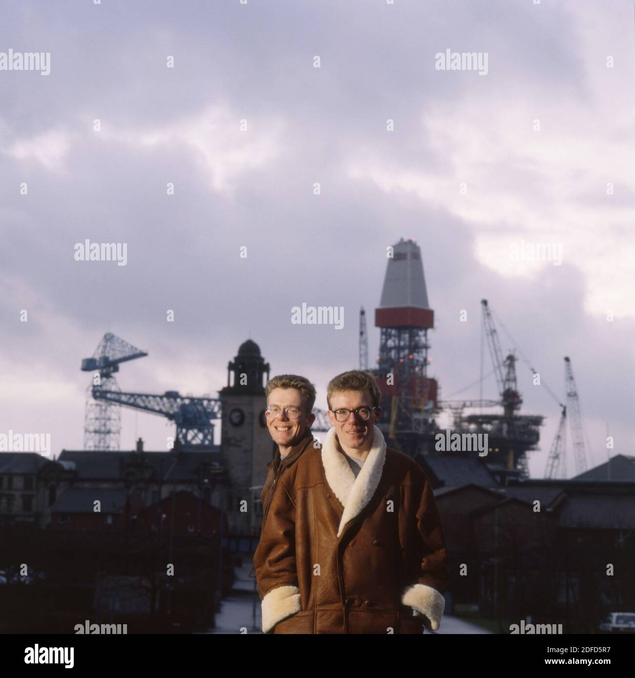 Ritratto del duo rock scozzese The Proclaimers vicino ai cantieri navali Clyde, Glasgow, Scozia circa 1993 Foto Stock