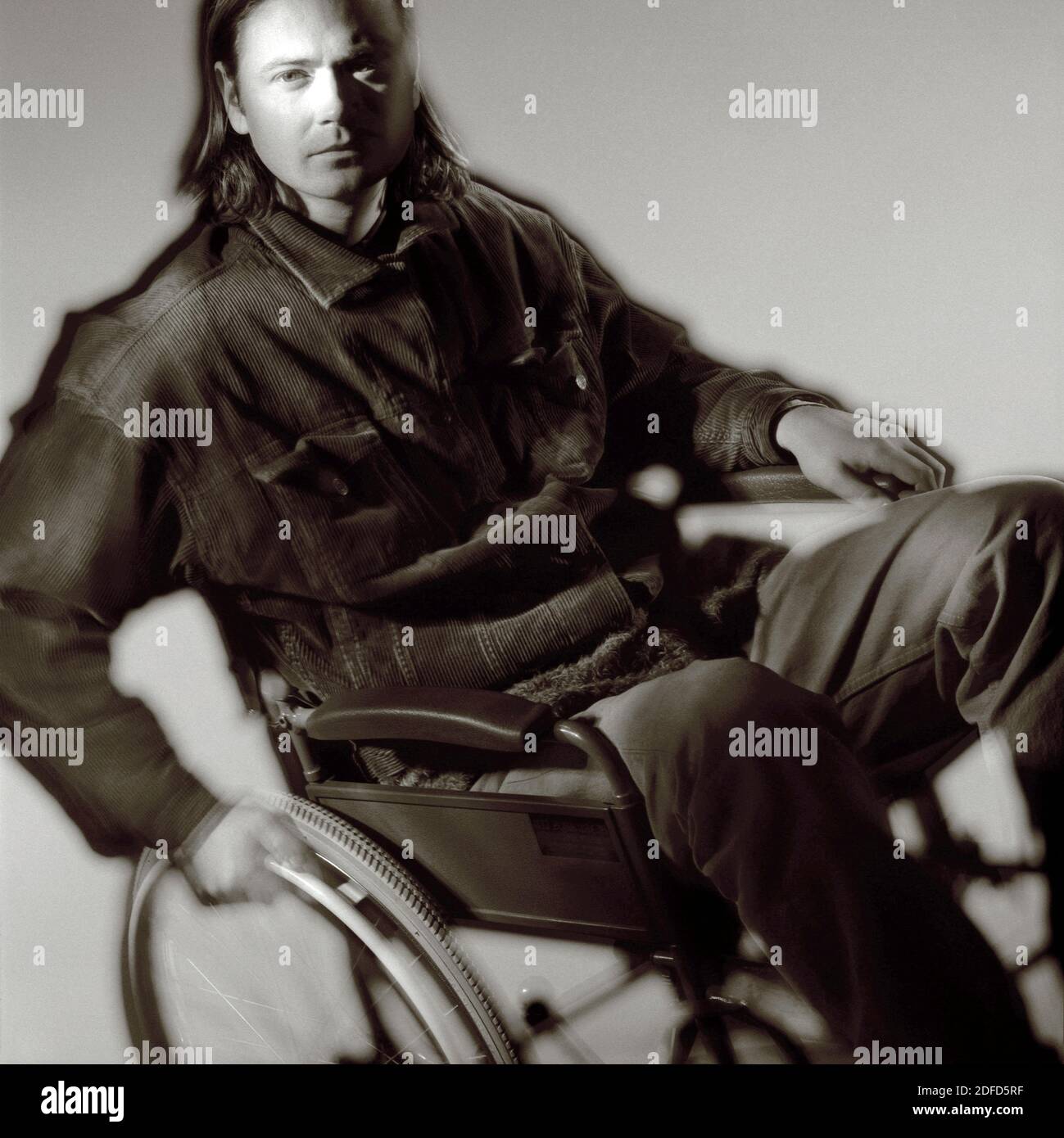 Giovane uomo in sedia a rotelle Foto Stock