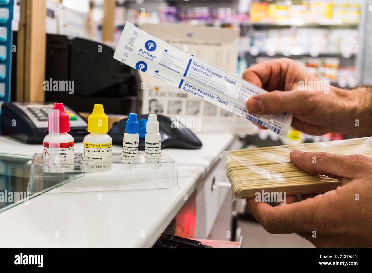 Test diagnostico eseguito farmacia libera. Lo streptatest® per determinare la causa dell'angina: Virus o batteri (streptococco), Francia. Foto Stock