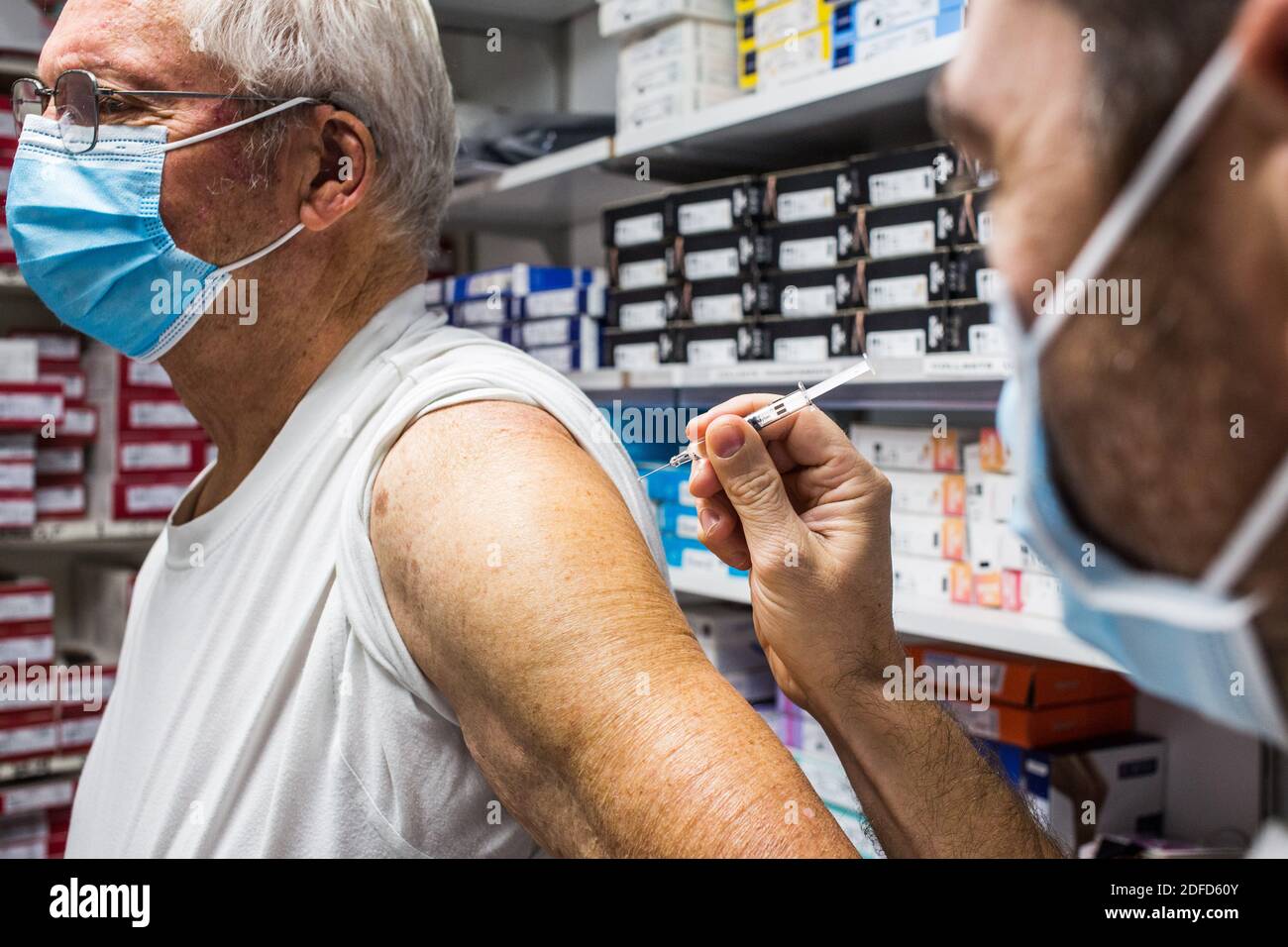 Vaccinazione antinfluenzale in farmacia, Francia, ottobre 2020. Foto Stock