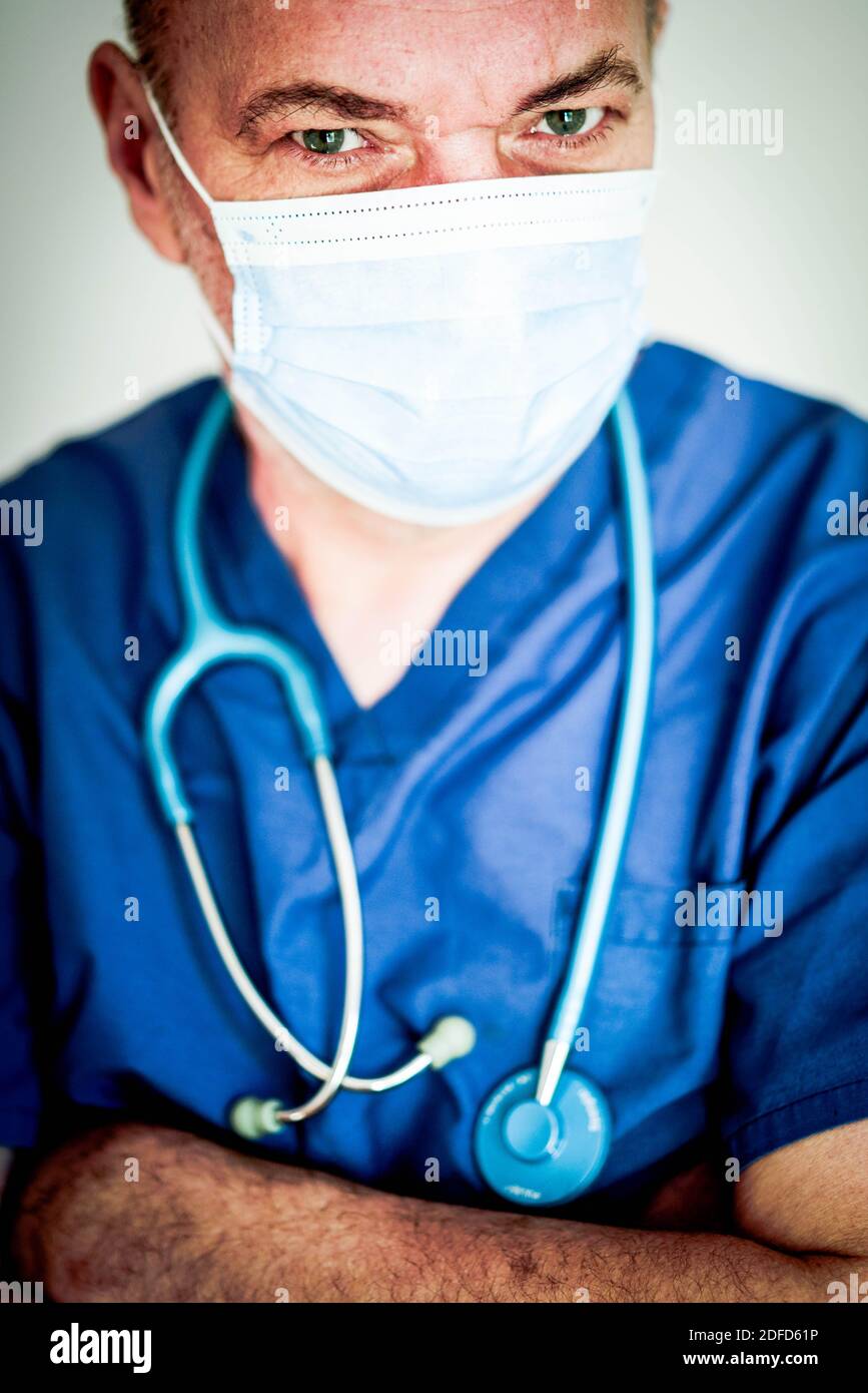 Medico che indossa una maschera chirurgica. Foto Stock