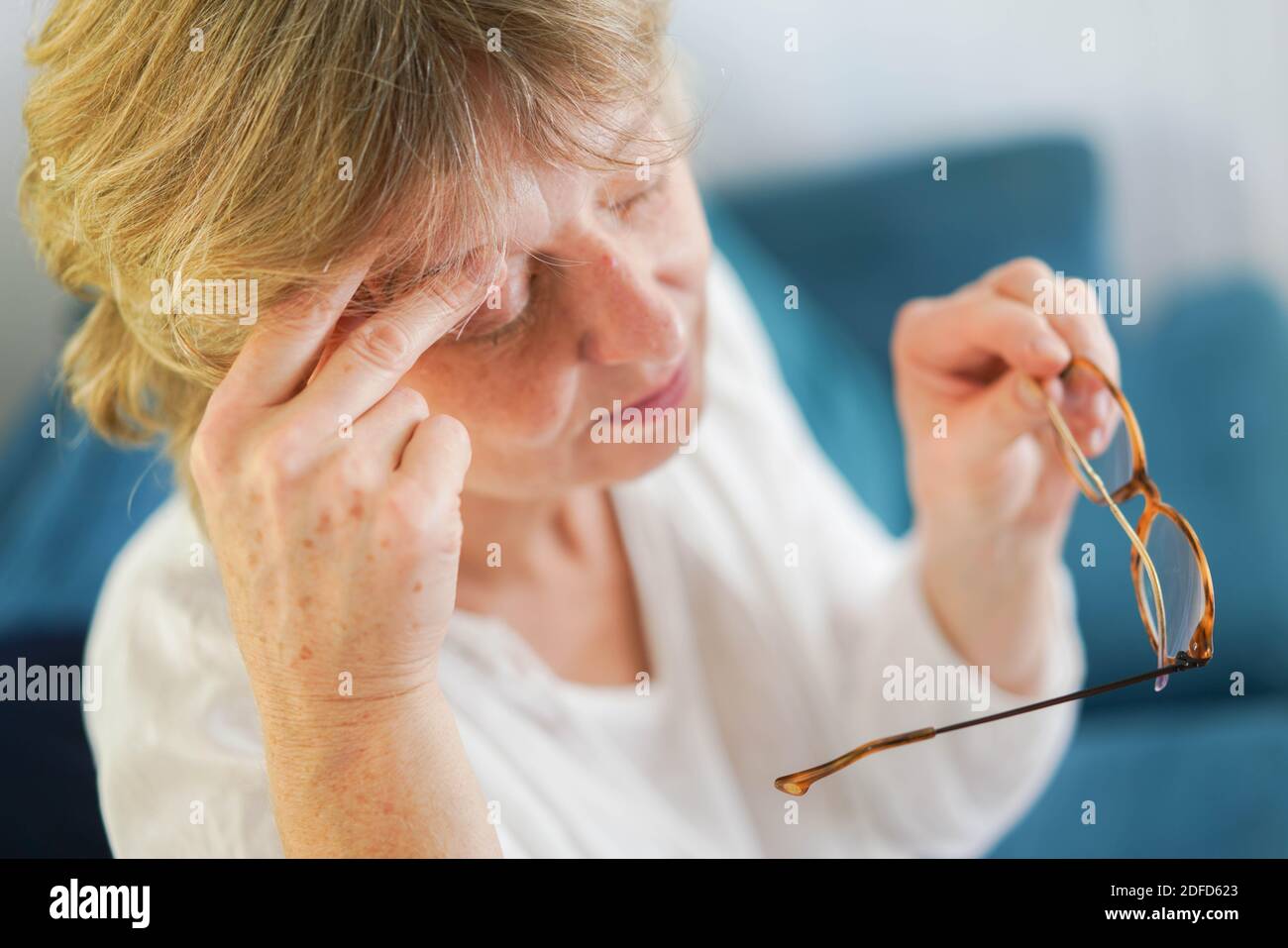 La donna che soffre di mal di testa. Foto Stock