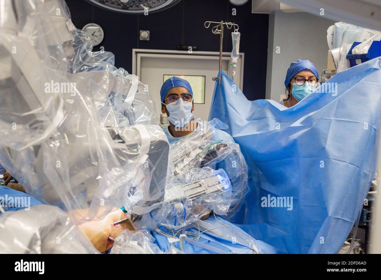 Prostatectomia eseguita dal robot di telesurgery, ospedale di Bordeaux, Francia. Foto Stock