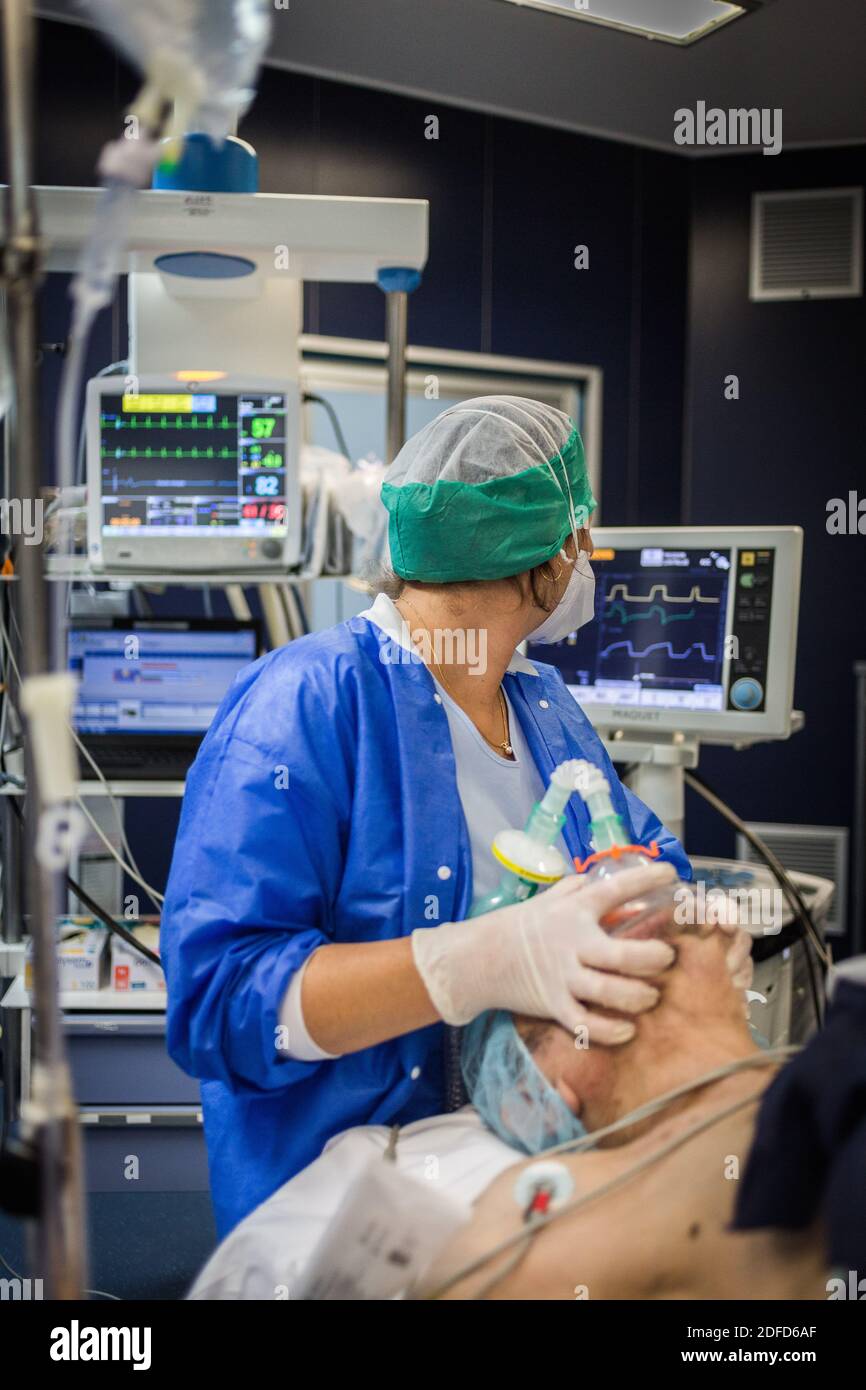 Infermiere anestesista nella sala operatoria al termine di un intervento di anestesia generale, ospedale di Bordeaux, Francia. Foto Stock