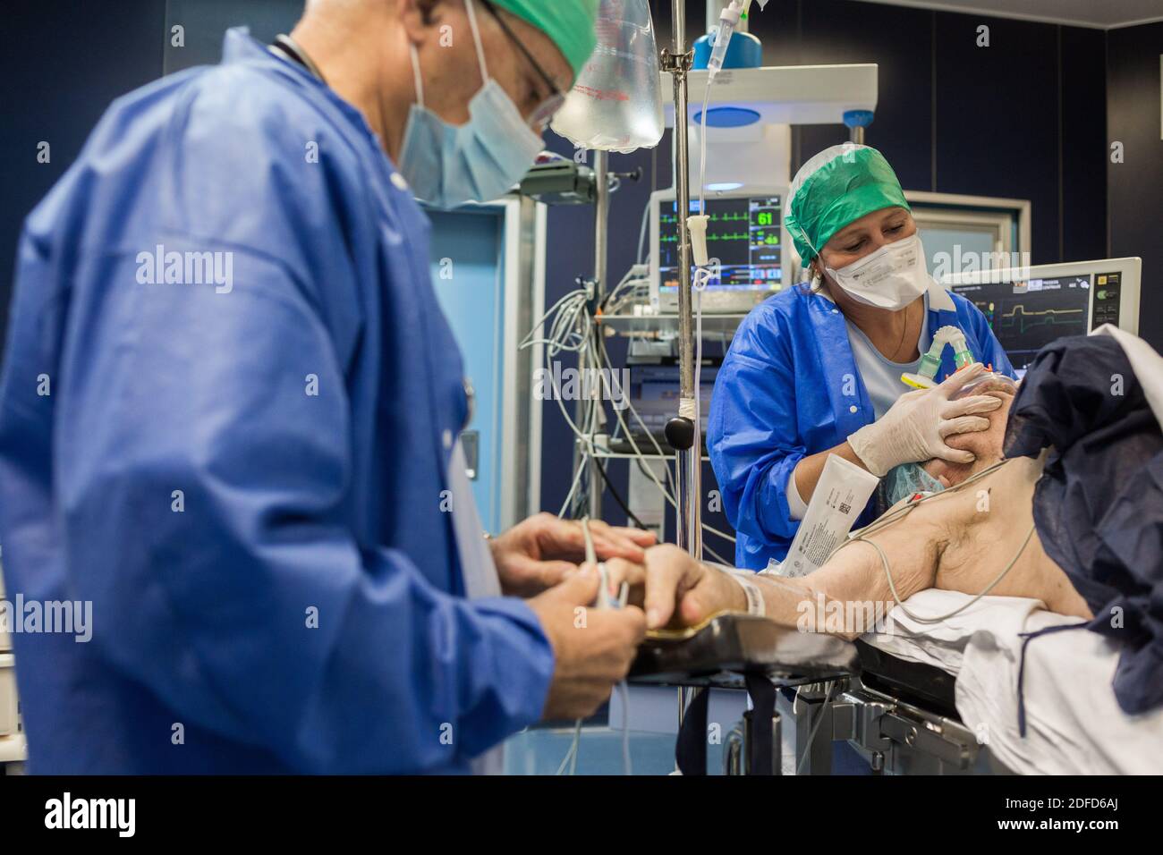 Anestesista e infermiere anestesista nella sala operatoria al termine di un intervento di anestesia generale, ospedale di Bordeaux, Francia. Foto Stock