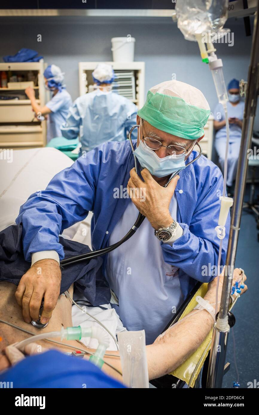 Anestesista e nella sala operatoria al termine di un intervento in anestesia generale, ospedale di Bordeaux, Francia. Foto Stock