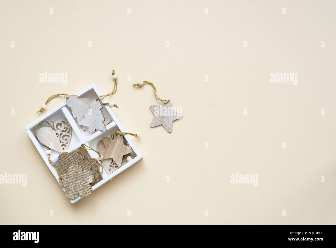 Composizione piatto Lay eco-friendly Natale e zero rifiuti giocattoli albero di Natale fatto di legno naturale, rami di abete, carta artigianale imballaggio per regali su Foto Stock