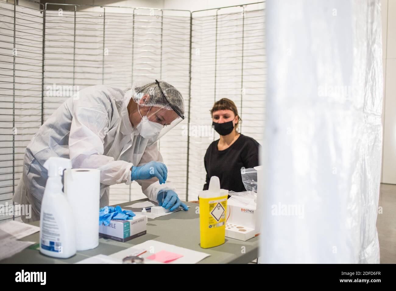 Nurse effettua un test antigenico per la ricerca di antigeni di SARS-COV-2, responsabile COVID-19, Angoulême, Francia, novembre 2020. Foto Stock