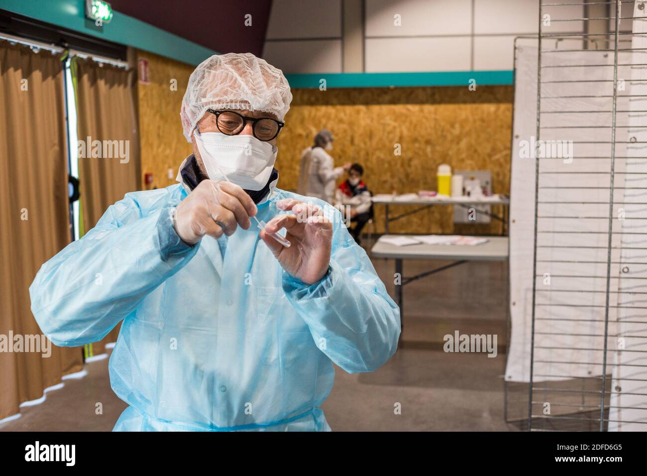 Il farmacista effettua un test antigenico per la ricerca di antigeni di SARS-COV-2, responsabile del COVID-19, Angoulême, Francia, novembre 2020. Foto Stock