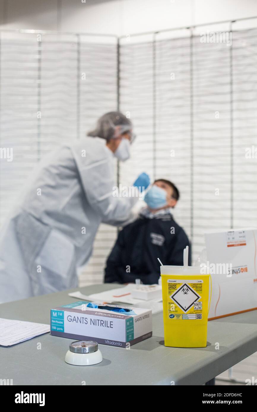 Nurse effettua un test antigenico per la ricerca di antigeni di SARS-COV-2, responsabile COVID-19, Angoulême, Francia, novembre 2020. Foto Stock