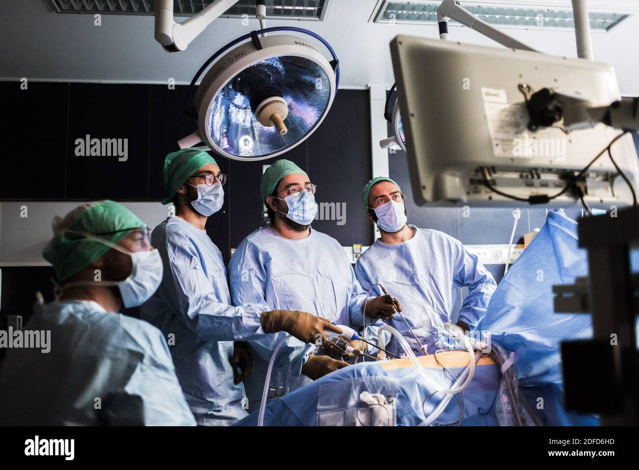 Rimozione renale mediante laparoscopia da un donatore vivente, ospedale di Bordeaux, Francia. Foto Stock
