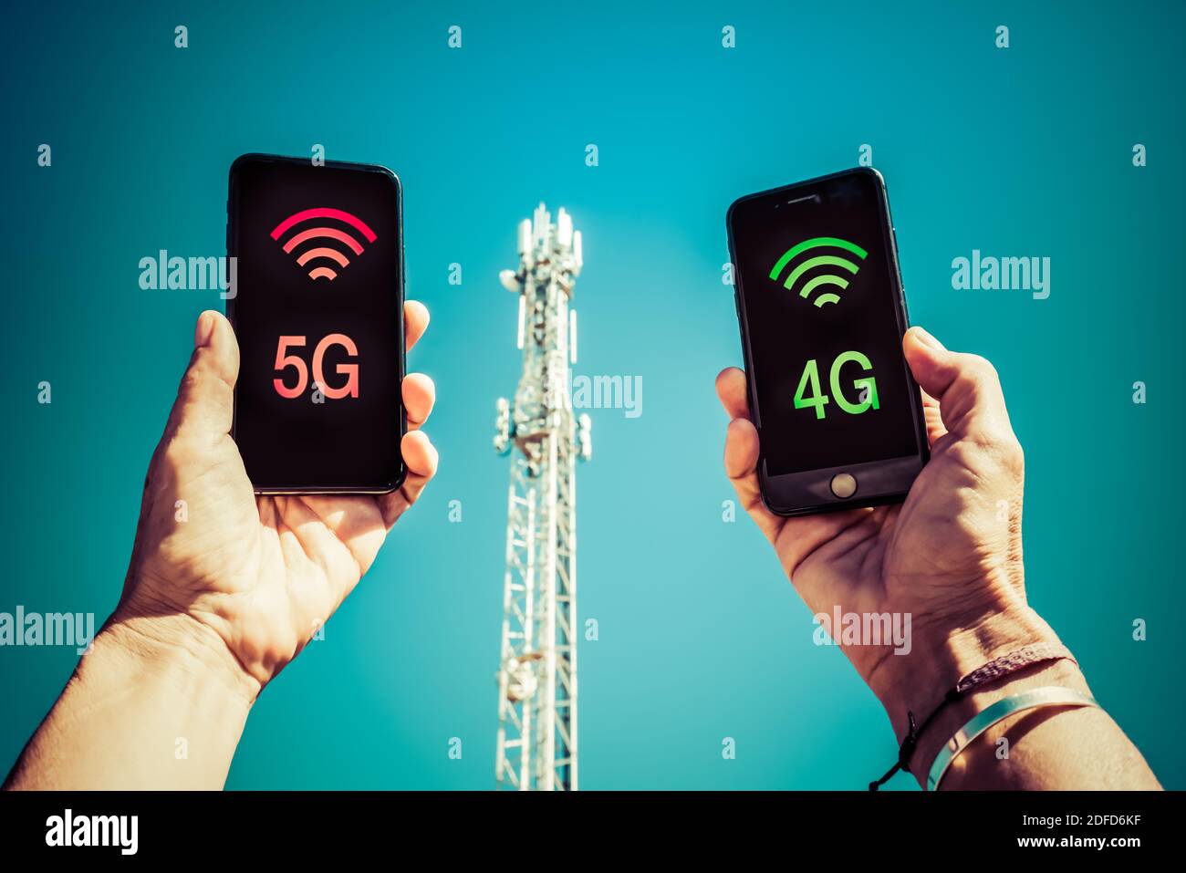 Antenna a relè per telefonia cellulare e confronto tra reti 4G e 5G. Foto Stock