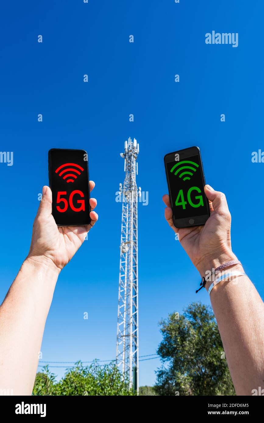 Antenna a relè per telefonia cellulare e confronto tra reti 4G e 5G. Foto Stock