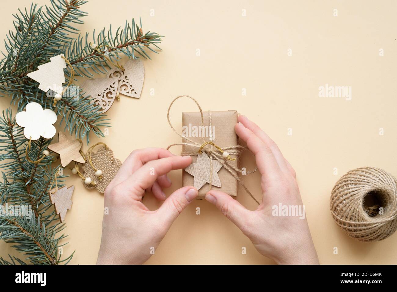 Eco friendly Natale e zero rifiuti di carta artigianale imballaggio per regali di Natale sullo sfondo di Set Sail Champagne tendenza 2021. Foto Stock