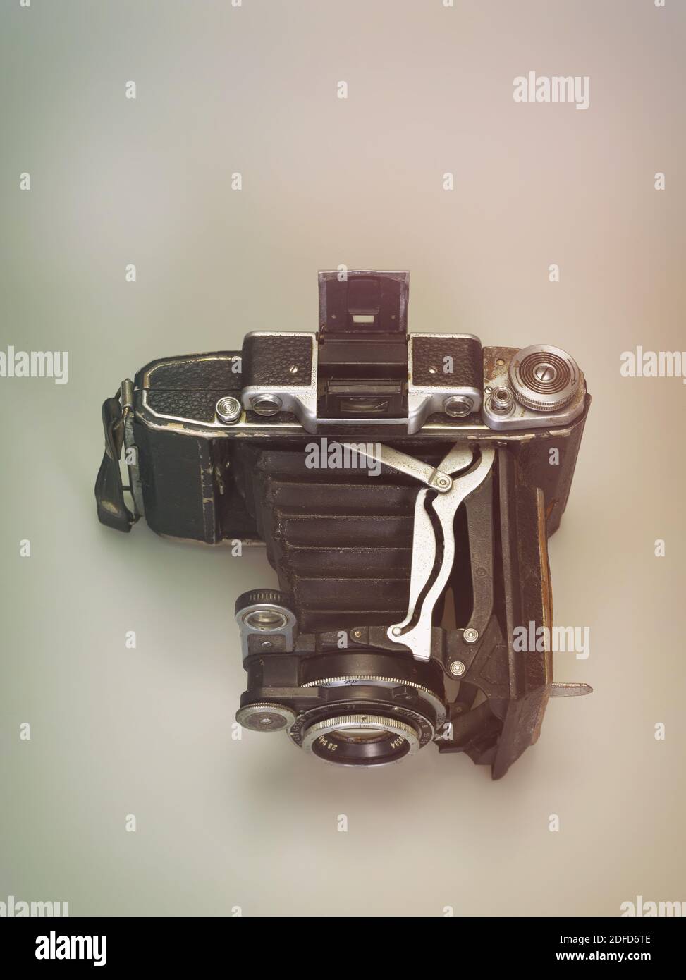 bellissima fotocamera vintage su retro color sfondo attrezzature professionali collezione di moda e mostra Foto Stock