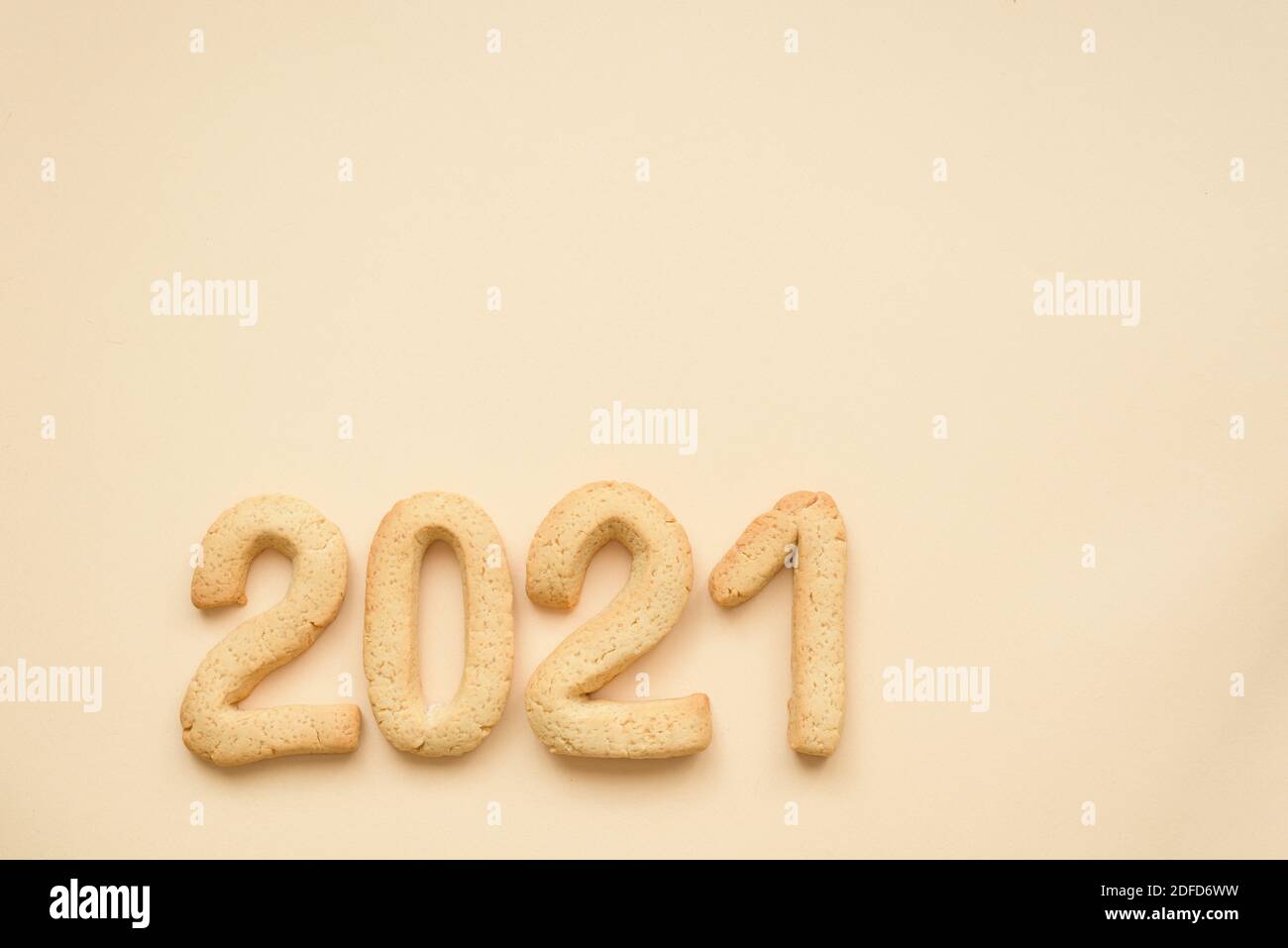 composizione piatta di pan di zenzero figure 2021 cottura a casa sullo sfondo del set vela Champagne-beige tendenza del 2021. Foto Stock