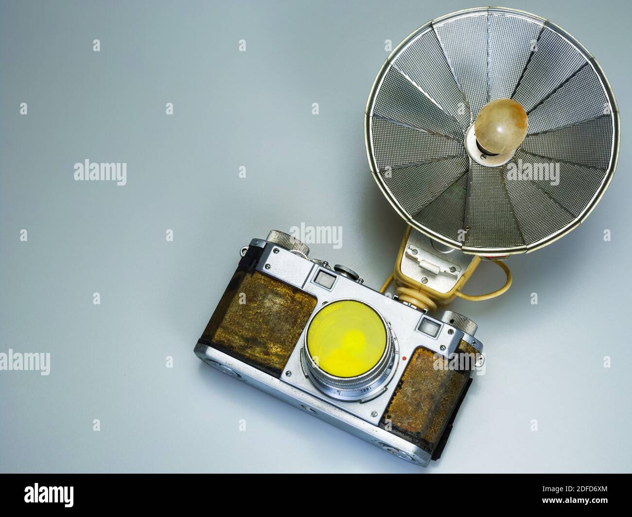 bellissima fotocamera vintage su retro color sfondo attrezzature professionali collezione di moda e mostra Foto Stock